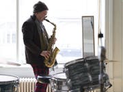 Omri Ziegele ist Saxofonist, Bandleader, Veranstalter und Vermittler in Sachen Free Music und Jazz. (Bild: Keystone/GAETAN BALLY)