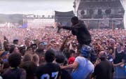 Travis Scott beschimpft bei seinem Auftritt in Frauenfeld 2015 den vermeintlichen Schuh-Dieb. (Bild: Printscreen SRF)