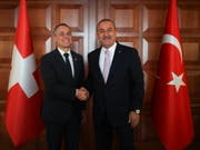 Aussenminister Ignazio Cassis (l) und sein türkischer Amtskollege Mevlüt Çavuşoğlu zeigen sich nach ihrem Gespräch in Ankara zufrieden. (Bild: KEYSTONE/EPA TURKISH FOREIGN MINISTRY PRESS O/CEM OZDEL HANDOUT)