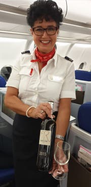Eine Flugbegleiterin mit dem Wein von Hotelier Roland Barmet-Garcia. (Bild: PD)