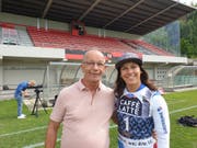 Skirennfahrerin Wendy Holdener mit Robert Laurent, Sportchef des FC Kickers, im Stadion auf Tribschen. (Bild: Hugo Bischof, 12. Juli 2019)
