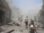 Mitarbeiter der Hilfsorganisation Weisshelme suchen nach einem Luftangriff in der Provinz Idlib nach Überlebenden. (Bild: Hilfsorganisation Weisshelme via AP/Keystone) (Bild: KEYSTONE/AP Syrian Civil Defense White Helmets)