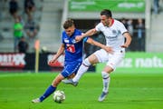 Luzerns Pascal Schürpf (links) im Zweikampf mit dem Frankfurter Filip Kostic. (Bild: Martin Meienberger/Freshfocus, Biel, 12. Juli 2019)
