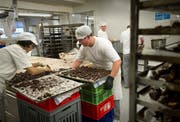 Ein Bild aus besseren Zeiten: Seit Donnerstag ist der Ofen bei der Bäckerei Gehr aus. Der Betrieb ist Konkurs. (Bild: Benjamin Manser, 23. November 2011)