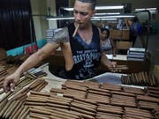 Der für seine Zigarren bekannte Inselstaat Kuba erwartet weniger Touristen aufgrund der US-Sanktionen: ein Arbeiter in einer Zigarrenfabrik (Archivbild). (Bild: KEYSTONE/EPA EFE/ALEJANDRO ERNESTO)