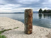 Dieses Relikt aus dem Ersten Weltkrieg, eine Artilleriegranate, befand sich in unmittelbarer Nähe zum Ufer des Zugersees. (Bild: PD/Zuger Polizei)
