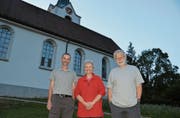 Adrian Göldi, Mesmer reformierte Kirche Sennwald, Anni Kern und René Güttinger, kantonaler Fledermausschutzbeauftragter, zählen die Tiere des Alpenlangohr-Quartiers von nationaler Bedeutung.Bild: Katharina Rutz