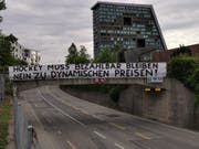 Der Fanklub Herti Nordkurve Zug verleiht seinen Forderungen mit einem Transparent Ausdruck. (Bild: PD)