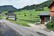 Das Tell-Areal in Mühlrüti soll mit einem Sondernutzungsplan überbaut werden. Dieser sieht vor, dass der Einlenker der Sonnenbergstrasse links versetzt und rechtwinklig in die Murgstrasse geführt wird, welche eine Kantonsstrasse ist. (Bild: Timon Kobelt)