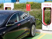 Inzwischen fahren über 10'000 Teslas auf Schweizer Strassen herum: eine Limousine des US-Autobauers an einer Ladestation in Dietlikon (ZH) - (Archivbild). (Bild: KEYSTONE/GAETAN BALLY)