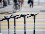 Elektro-Trottinetts in Reih und Glied wie hier in Zürich sind in Tel Aviv ein seltenes Bild. Die Behörden haben seit Anfang Jahr 13'000 Bussen ausgestellt und 1000 chaotisch abgestellte E-Trottis beschlagnahmt. (Bild: KEYSTONE/CHRISTIAN BEUTLER)