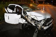 Das verunfallte Auto auf der Baselstrasse nahe Knutwil. (Bild: PD/Luzerner Polizei)
