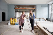 Das reformierte Kirchenzentrum der Lukaskirche wird umfassend saniert. Im Bild: Die kantonale Denkmalpflegerin Cony Grünenfelder und Nicole Signer vom Kirchenvorstand (blau) im Lukassaal. (Bild: Manuela Jans-Koch, Luzern, 11. Juli 2019)