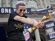 Teamleaderin Megan Rapinoe mit der WM-Trophäe bei der Triumph-Parade der US-Fussballerinnen in New York (Bild: KEYSTONE/AP/SETH WENIG)