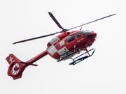 Helfer alarmierten nach einem Wanderunfall im Kanton Obwalden die Rega. (Bild: KEYSTONE/ANTHONY ANEX)