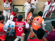 Die Stierhatz im nordspanischen Pamplona hat am Freitag fünf zum Teil Schwerverletzte gefordert. (Bild: KEYSTONE/EPA/JIM HOLLANDER)
