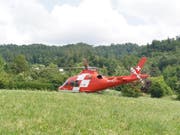 Schwer verletzt ins Spital geflogen: Ein 30-Jähriger ist mit seinem Gleitschirm im Kanton Zug abgestürzt. (Bild: Zuger Polizei)