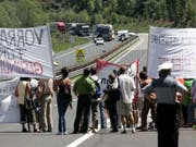 Bereits 2005 blockierten Demonstranten die Tauernautobahn, um gegen den wachsenden Transitverkehr zu protestieren. (Bild: Keystone/AP/KERSTIN JOENSSON)