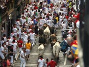 Das zweitletzte Stiertreiben in Pamplona war das bisher Schnellste, weil gleich die Stiere die Führung übernahmen. Erneut wurden fünf Personen verletzt. (Bild: Keystone/EPA/JAVIER LIZON)