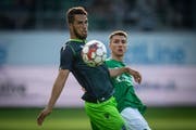 Im Gleichschritt: Der St.Galler Leonidas Stergiou (rechts) gegen einen Sporting-Spieler. (Bild: Benjamin Manser)