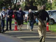 Männer in Christchurch bringen ihre bald illegalen Waffen zur Zerstörung und lassen sich dafür entschädigen. (Bild: KEYSTONE/AP TVNZ)