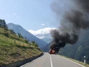 Raub der Flammen: Ein Polizist konnte den Lenker des SUV per Lichthupe vor Rauch und Feuer warnen. (Bild: Kantonspolizei Wallis)