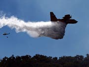 Die Notfallbehörden bekämpfen die Waldbrände auf der italienischen Ferieninsel Sardinien mit Löschflugzeugen. (Bild: KEYSTONE/EPA LUSA/JOSE SENA GOULAO)