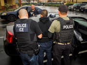 Beamte der US-Polizeibehörde ICE nehmen in Los Angeles im Februar 2017 einen Ausländer fest. (Bild: KEYSTONE/AP U.S. Immigration and Customs Enforcement/CHARLES REE)