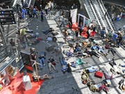 Menschen sollen auf dem Boden bleiben statt mit dem Flugzeug abzuheben: Kurz-Streik von Klimaaktivisten am Flughafen Zürich. (Bild: KEYSTONE/WALTER BIERI)