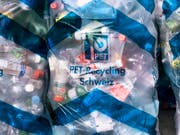 Der Verein PET Recycling Schweiz plant tausende neue Sammelstellen vor allem an Haltestellen des öffentlichen Verkehrs. (Bild: KEYSTONE/CHRISTIAN BEUTLER)