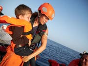 Sea-Eye-Mitarbeiter haben mit dem Rettungsschiff Alan Kurdi auf ihrer letzten Mission 44 Flüchtlinge gerettet. (Bild: Keystone/EPA SEA-EYE/FABIAN HEINZ / SEA-EYE HANDOUT)