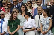 Kate, Herzogin von Cambridge, Meghan, Herzogin von Sussex und die Schwester von Kate, Pippa Matthews, von links nach rechts, am Match von Halep und Williams. (Bild: AP Photo/Ben Curtis)
