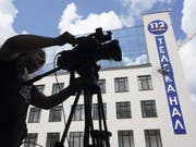 Das Gebäude des ukrainischen Fernsehsenders 112 TV Channel in Kiew nach dem Beschuss. (Bild: Keystone/AP/EVGENIY MALOLETKA)