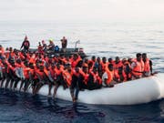 Ein gerettetes Flüchtlingsboot im Mittelmeer im Juni 2018. (Bild: Keystone/EPA MISSION LIFELINE/HERMINE POSCHMANN / MISSION LIFE)
