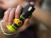 Ein 66-Jähriger zückte in einer Notaufnahme in Deutschland einen Pfefferspray hervor und sprühte Polizisten und Klinikmitarbeiter mit dem Reizstoff ein. (Bild: KEYSTONE/EDDY RISCH)