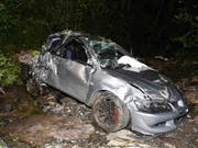 Tödlicher Unfall in Innerthal SZ: Das Auto kam stark beschädigt in einem Bach zum Stillstand. (Bild: Kantonspolizei Schwyz)