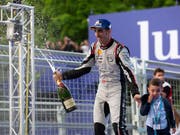 Hat allen Grund zum Feiern: Sébastien Buemi gewann in New York erstmals seit über zwei Jahren wieder ein Formel-E-Rennen (Bild: KEYSTONE/PETER KLAUNZER)