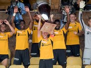 YBs neuer Captain Fabian Lustenberger stemmt den Uhrencup-Pokal (Bild: KEYSTONE/DANIEL TEUSCHER)