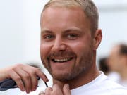 Valtteri Bottas hat gut lachen. Erstmals fährt er in Silverstone aus der Pole-Position los (Bild: KEYSTONE/AP/LUCA BRUNO)