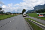 Beim Eintreffen der Polizei waren sämtliche Fahrzeuge aus deren Unfallstellung gebracht sowie der Wohnanhänger wieder am Zugfahrzeug angehängt. (Bild: Landespolizei)