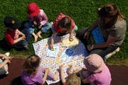 Eine Spielgruppe in Stans beschäftigt sich mit dem Thema Karies. (Symbolbild: Neue LZ)