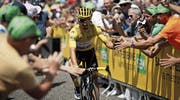 Der französische Tour-de-France-Leader Julian Alaphilippe wird bei der Zielankunft in Brioude von seinen Landsleuten besonders gefeiert.Bild: Yoan Valat/EPA (14. Juli 2019)