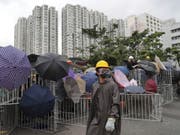 Die Demonstranten blockieren eine Strasse im Honkonger Distrikt Sha Tin. (Bild: Keystone/AP/KIN CHEUNG)