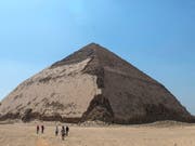 Ägypten macht die Knickpyramide von König Sneferu in der Nähe von Kairo für die Öffentlichkeit zugänglich. (Bild: KEYSTONE/EPA/MOHAMED HOSSAM)