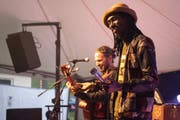 Elijah Salomon (links) lud gleich zwei Gastmusiker aus dem Senegal ein. (Bilder: Sascha Erni)