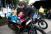 Die Stadt Zug bietet in Zusammenarbeit mit dem TCS und verschiedenen privaten Firmen elektrische Cargo Bikes an. (Bild: Stefan Kaiser, Zug, 23. Mai 2018)