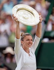 Simona Halep präsentiert die Siegerschale von Wimbledon.Bild: Will Oliver/EPA (London, 13. Juli 2019)