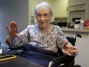 Die 104 Jahre alte Künstlerin Carmen Herrera stellt erstmals ihre Skulpturen in einem New Yorker Park aus. (Bild: Keystone/AP/RICHARD DREW)