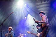 Keb’ Mo (rechts) bei seinem Blue-Balls-Auftritt 2017 mit Taj Mahal (links). (Bild: Eveline Beerkircher, KKL, 23. Juli 2017)