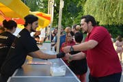 Die Fleischspiesse sorgten für leuchtende Augen. (Bild: Monika Wick)